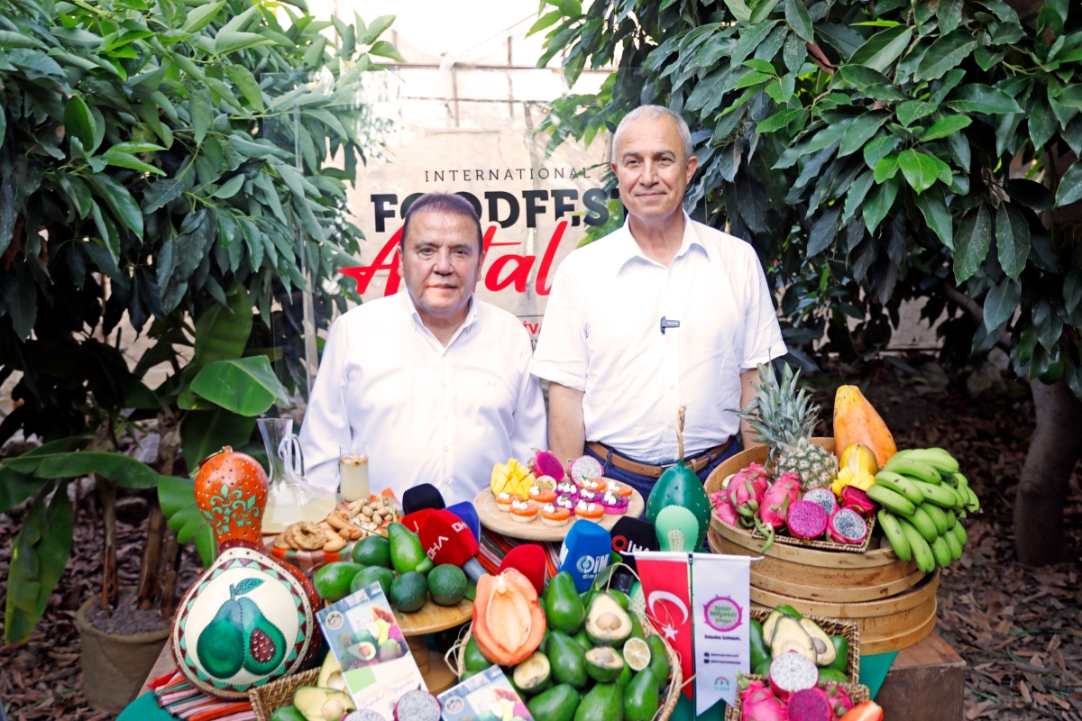 Gastronomi Festivali kapsamında Alanya’da düzenlenen tropikal meyve hasadını, Antalya Büyükşehir Belediye Başkanı Muhittin Böcek ve Alanya Belediye Başkanı Osman Tarık Özçelik birlikte gerçekleştirdi. ( İŞTE GÜNÜN ÖNE ÇIKAN F