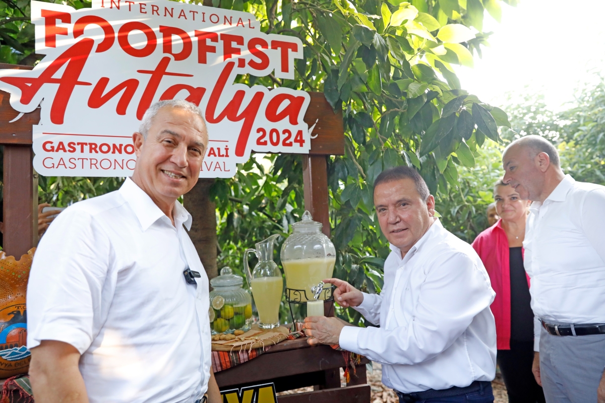Gastronomi Festivali kapsamında Alanya’da düzenlenen tropikal meyve hasadını, Antalya Büyükşehir Belediye Başkanı Muhittin Böcek ve Alanya Belediye Başkanı Osman Tarık Özçelik birlikte gerçekleştirdi. ( İŞTE GÜNÜN ÖNE ÇIKAN F