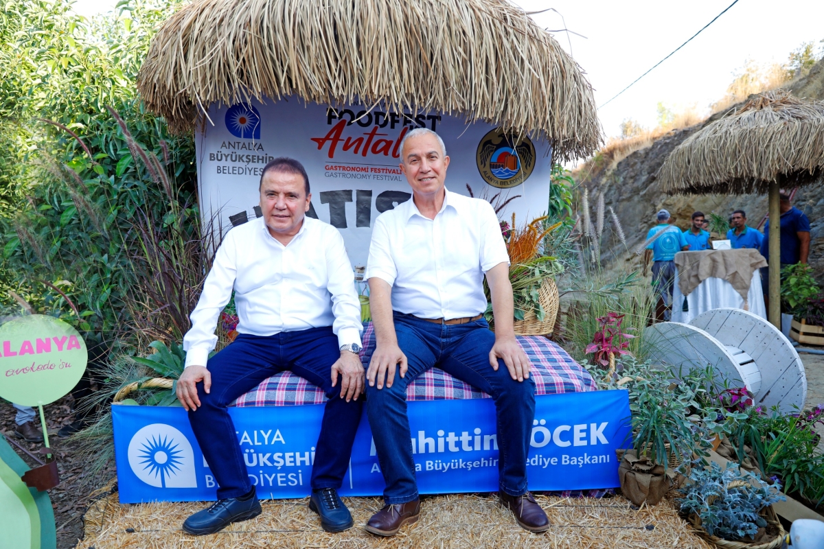 Gastronomi Festivali kapsamında Alanya’da düzenlenen tropikal meyve hasadını, Antalya Büyükşehir Belediye Başkanı Muhittin Böcek ve Alanya Belediye Başkanı Osman Tarık Özçelik birlikte gerçekleştirdi. ( İŞTE GÜNÜN ÖNE ÇIKAN F