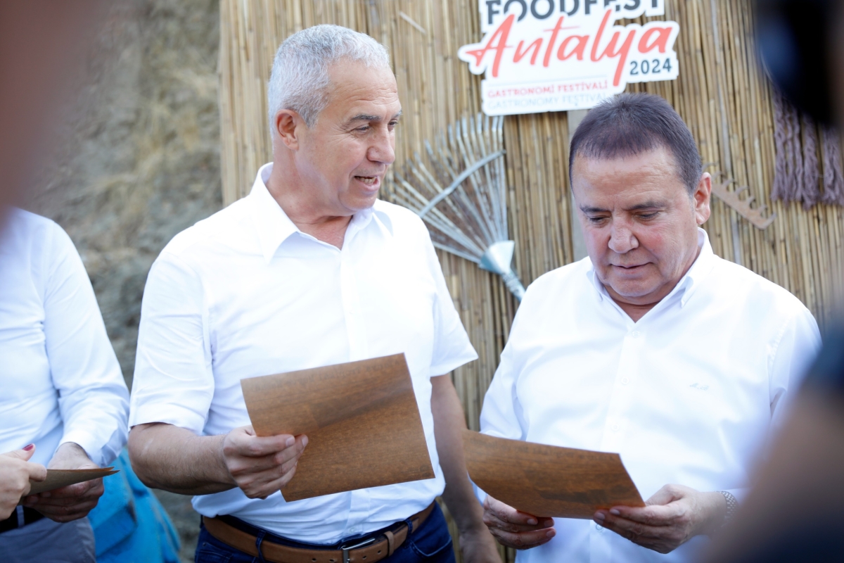 Gastronomi Festivali kapsamında Alanya’da düzenlenen tropikal meyve hasadını, Antalya Büyükşehir Belediye Başkanı Muhittin Böcek ve Alanya Belediye Başkanı Osman Tarık Özçelik birlikte gerçekleştirdi. ( İŞTE GÜNÜN ÖNE ÇIKAN F