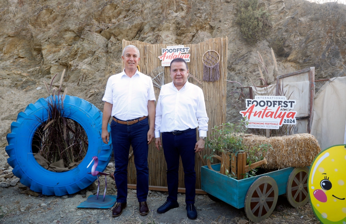 Gastronomi Festivali kapsamında Alanya’da düzenlenen tropikal meyve hasadını, Antalya Büyükşehir Belediye Başkanı Muhittin Böcek ve Alanya Belediye Başkanı Osman Tarık Özçelik birlikte gerçekleştirdi. ( İŞTE GÜNÜN ÖNE ÇIKAN F