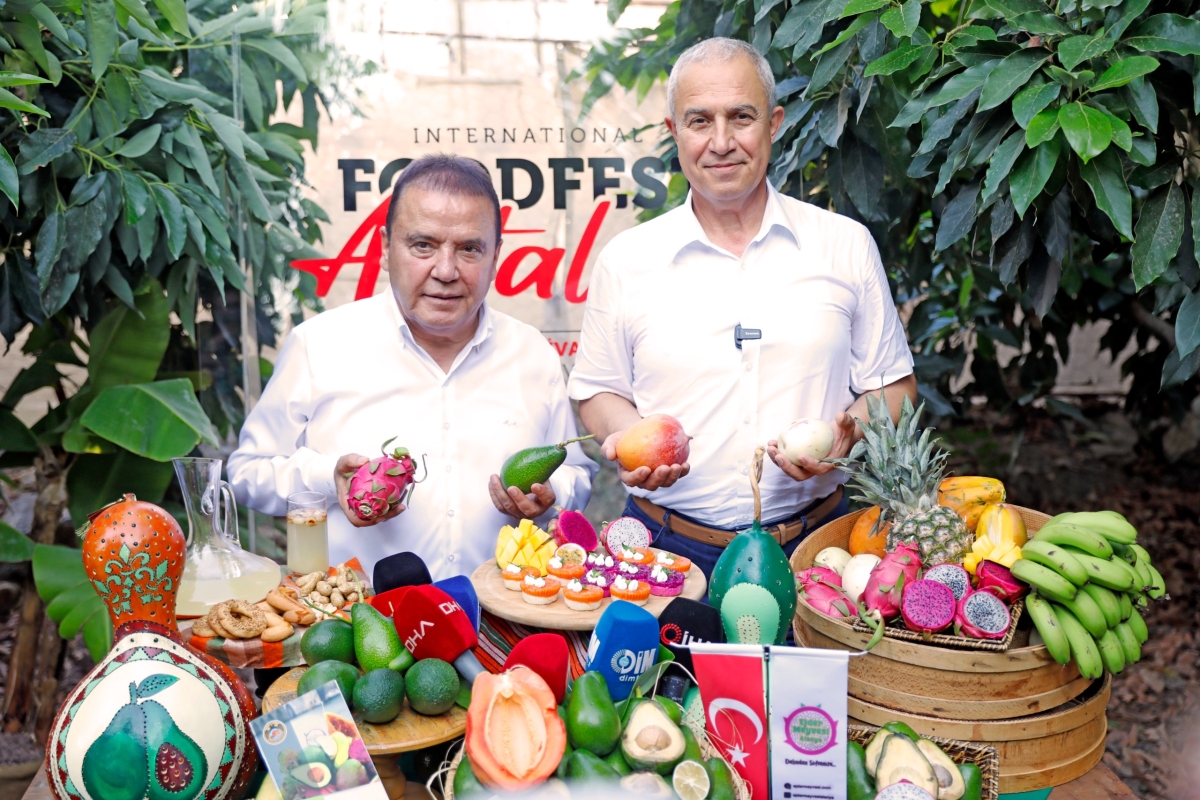 Gastronomi Festivali kapsamında Alanya’da düzenlenen tropikal meyve hasadını, Antalya Büyükşehir Belediye Başkanı Muhittin Böcek ve Alanya Belediye Başkanı Osman Tarık Özçelik birlikte gerçekleştirdi. ( İŞTE GÜNÜN ÖNE ÇIKAN F