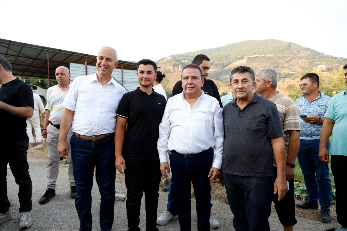Gastronomi Festivali kapsamında Alanya’da düzenlenen tropikal meyve hasadını, Antalya Büyükşehir Belediye Başkanı Muhittin Böcek ve Alanya Belediye Başkanı Osman Tarık Özçelik birlikte gerçekleştirdi. ( İŞTE GÜNÜN ÖNE ÇIKAN F