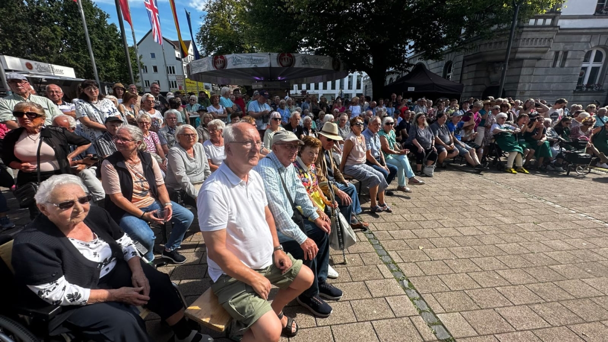 ALANYA'DAN GLADBECK'E DOSTLUK KÖPRÜSÜ Alanya Belediye Başkanı Osman Tarık Özçelik, Almanya'daki kardeş şehir Gladbeck'te düzenlenen Elma Festivali'ne katıldı. Başkan Özçelik, uluslararası ilişkileri en yüksek seviyeye taşımak