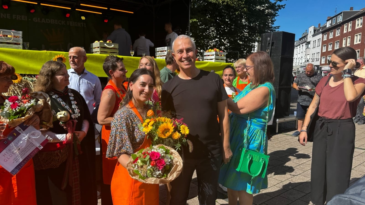 ALANYA'DAN GLADBECK'E DOSTLUK KÖPRÜSÜ Alanya Belediye Başkanı Osman Tarık Özçelik, Almanya'daki kardeş şehir Gladbeck'te düzenlenen Elma Festivali'ne katıldı. Başkan Özçelik, uluslararası ilişkileri en yüksek seviyeye taşımak