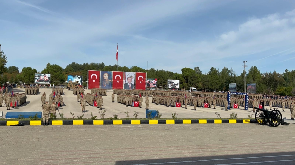 Anıl Demir yemin etti, Ailesi gururla yanındaydı. Bilecik 9. Alay Jandarma Er Eğitim Komutanlığı'nda duygusal anlar yaşandı ( İŞTE GÜNÜN ÖNE ÇIKAN FOTOĞRAF KARELERİ )