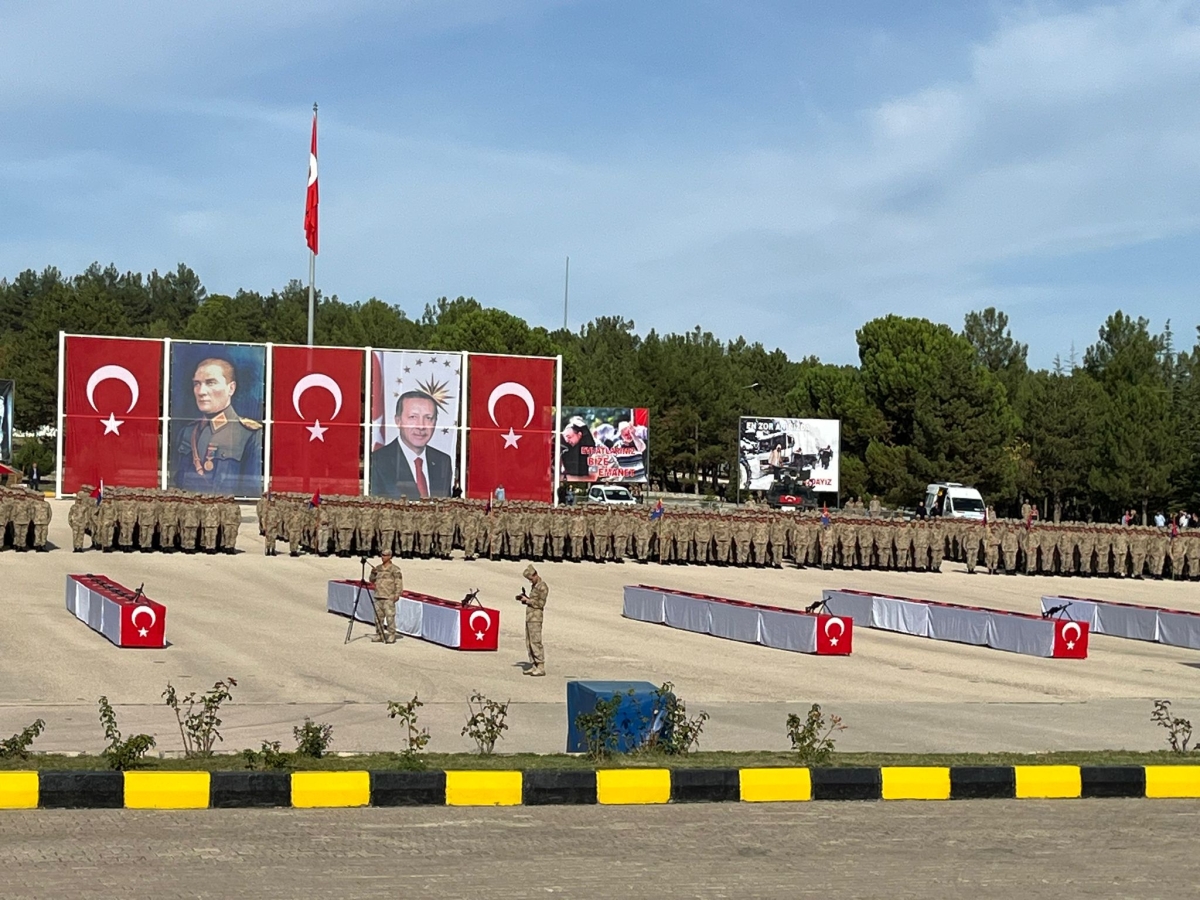 Anıl Demir yemin etti, Ailesi gururla yanındaydı. Bilecik 9. Alay Jandarma Er Eğitim Komutanlığı'nda duygusal anlar yaşandı ( İŞTE GÜNÜN ÖNE ÇIKAN FOTOĞRAF KARELERİ )