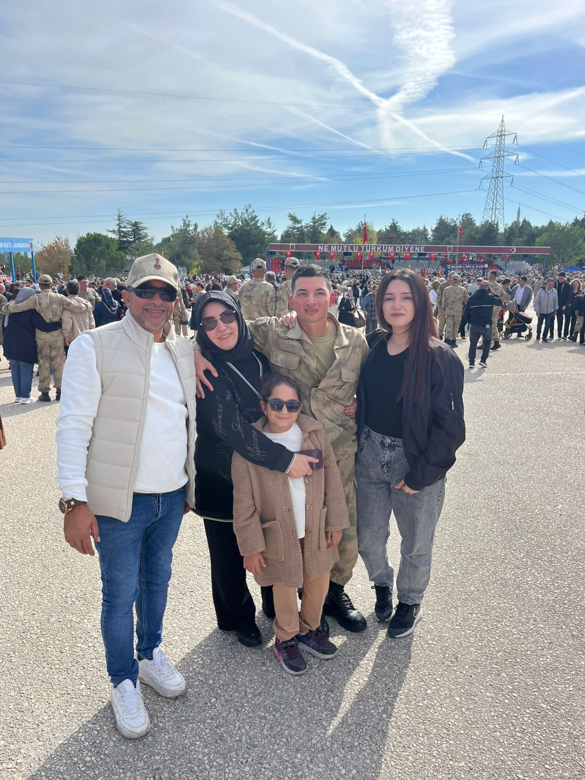 Anıl Demir yemin etti, Ailesi gururla yanındaydı. Bilecik 9. Alay Jandarma Er Eğitim Komutanlığı'nda duygusal anlar yaşandı ( İŞTE GÜNÜN ÖNE ÇIKAN FOTOĞRAF KARELERİ )