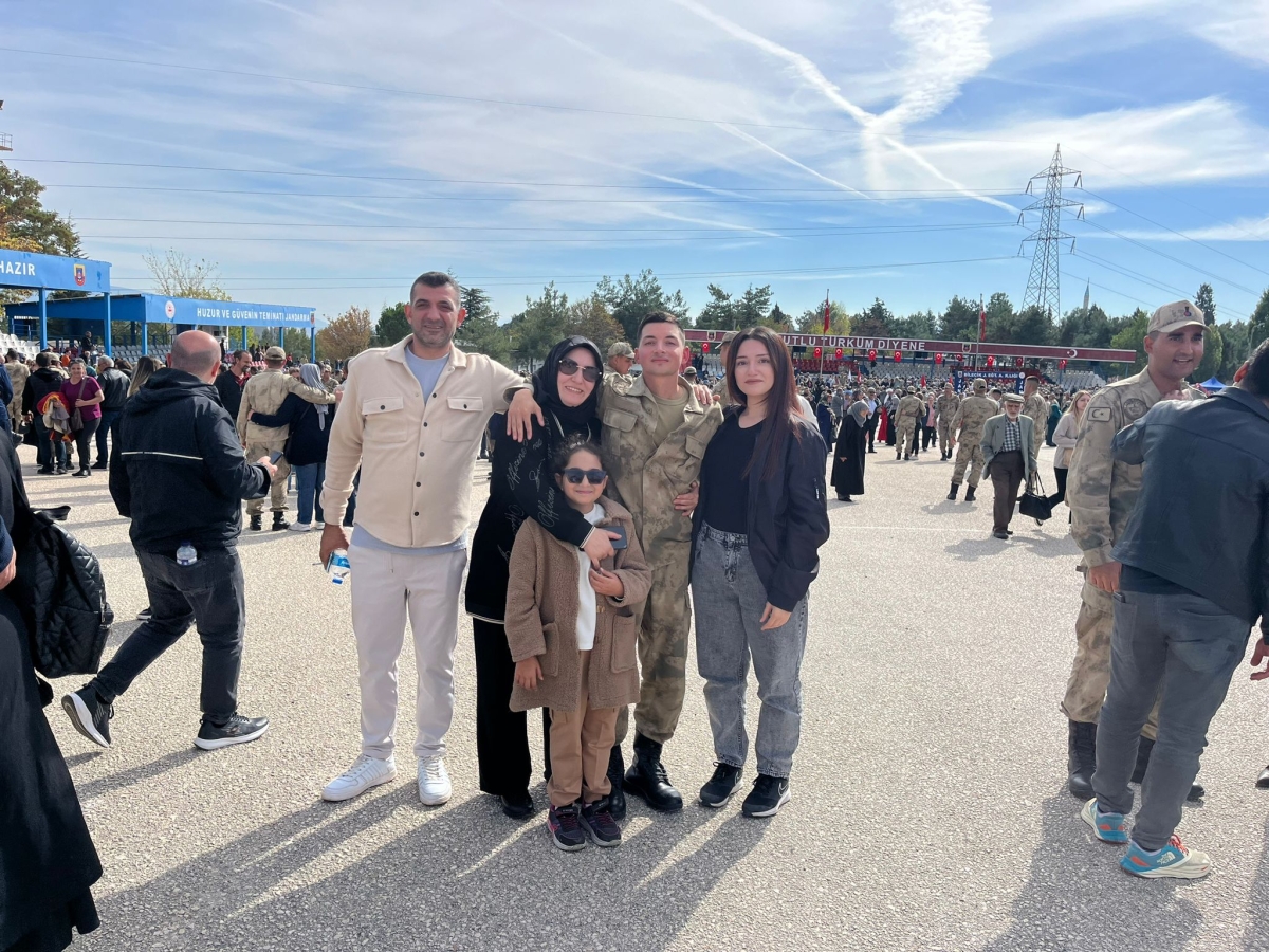 Anıl Demir yemin etti, Ailesi gururla yanındaydı. Bilecik 9. Alay Jandarma Er Eğitim Komutanlığı'nda duygusal anlar yaşandı ( İŞTE GÜNÜN ÖNE ÇIKAN FOTOĞRAF KARELERİ )