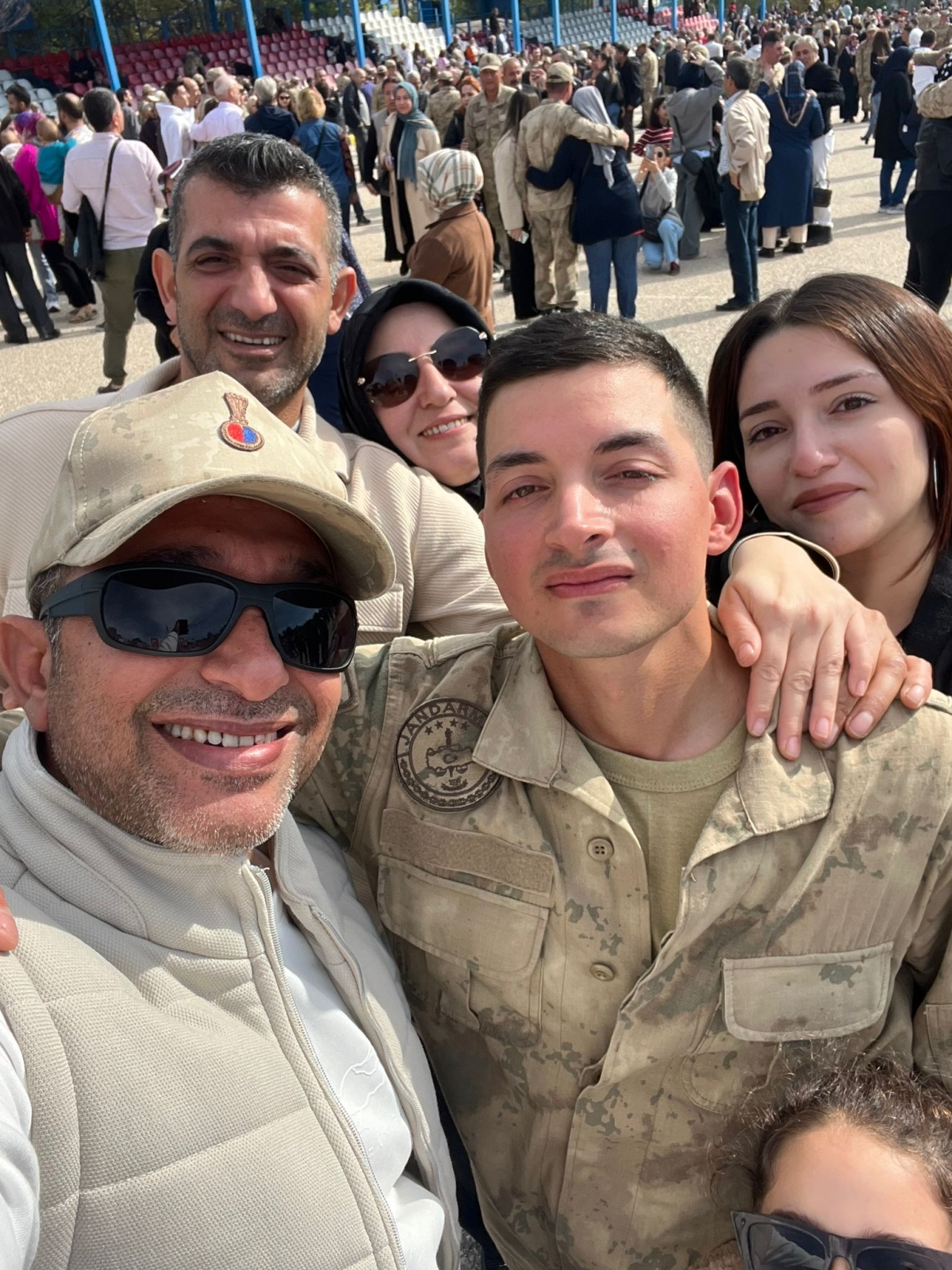 Anıl Demir yemin etti, Ailesi gururla yanındaydı. Bilecik 9. Alay Jandarma Er Eğitim Komutanlığı'nda duygusal anlar yaşandı ( İŞTE GÜNÜN ÖNE ÇIKAN FOTOĞRAF KARELERİ )