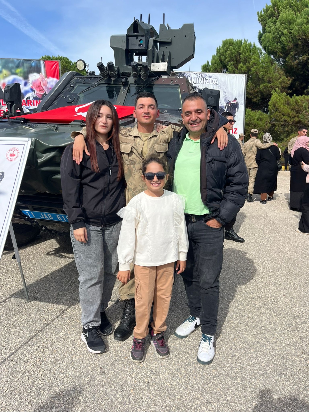 Anıl Demir yemin etti, Ailesi gururla yanındaydı. Bilecik 9. Alay Jandarma Er Eğitim Komutanlığı'nda duygusal anlar yaşandı ( İŞTE GÜNÜN ÖNE ÇIKAN FOTOĞRAF KARELERİ )