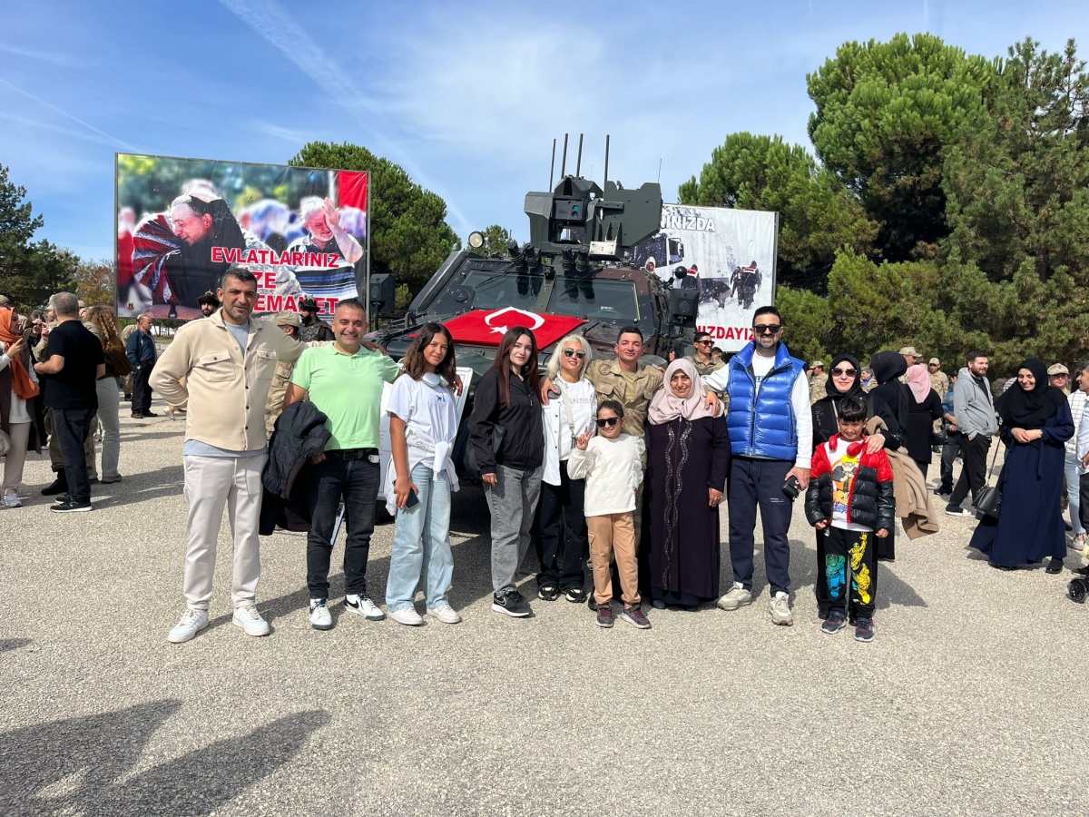 Anıl Demir yemin etti, Ailesi gururla yanındaydı. Bilecik 9. Alay Jandarma Er Eğitim Komutanlığı'nda duygusal anlar yaşandı ( İŞTE GÜNÜN ÖNE ÇIKAN FOTOĞRAF KARELERİ )