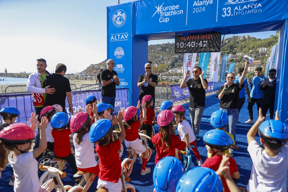 33. ALANYA TRİATLONU GEÇEKLEŞTİRİLDİ ( İŞTE GÜNÜN ÖNE ÇIKAN FOTOĞRAF KARELERİ )