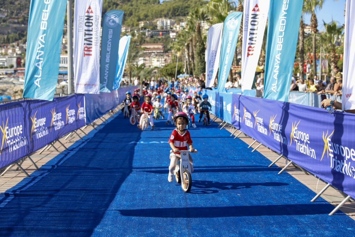 33. ALANYA TRİATLONU GEÇEKLEŞTİRİLDİ ( İŞTE GÜNÜN ÖNE ÇIKAN FOTOĞRAF KARELERİ )