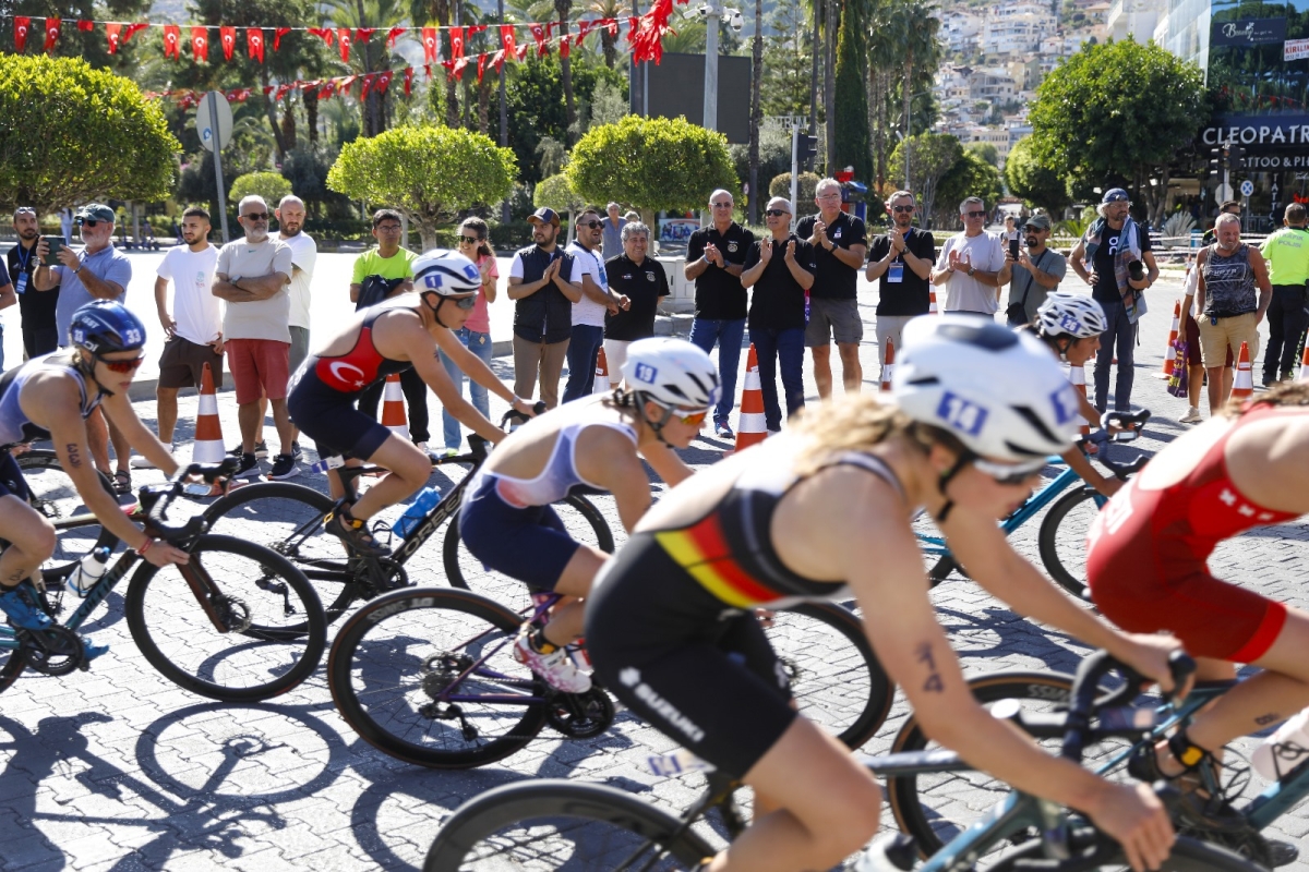 33. ALANYA TRİATLONU GEÇEKLEŞTİRİLDİ ( İŞTE GÜNÜN ÖNE ÇIKAN FOTOĞRAF KARELERİ )