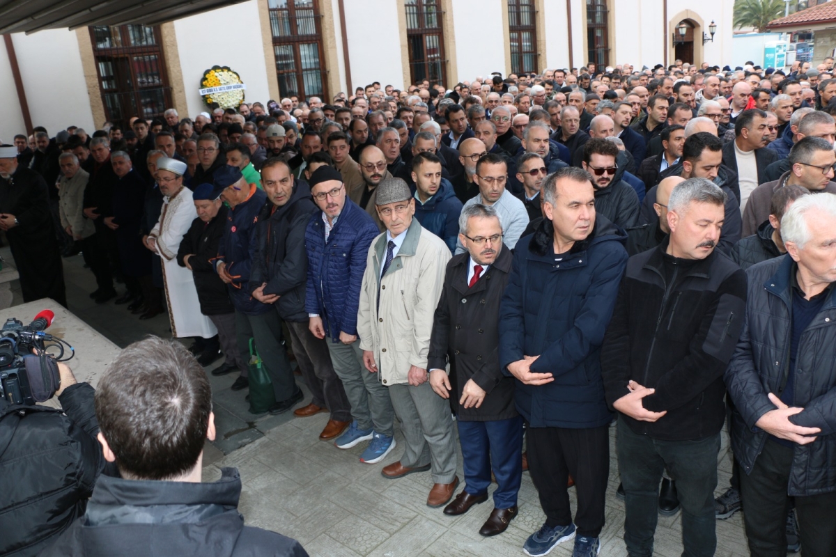 Ekrem Yüce'nin Kayınvalidesi Fatma Şentürk Vefat Etti: Orhan Camiinde Cenaze Töreni Düzenlendi