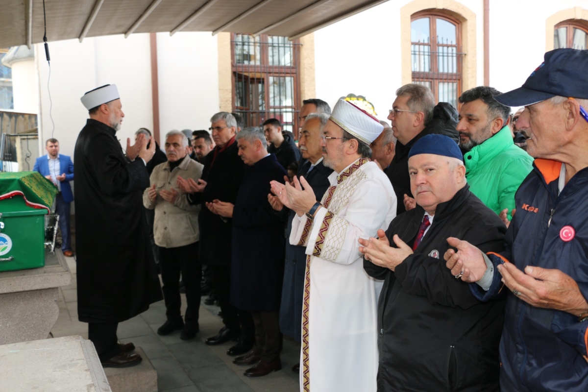 Ekrem Yüce'nin Kayınvalidesi Fatma Şentürk Vefat Etti: Orhan Camiinde Cenaze Töreni Düzenlendi
