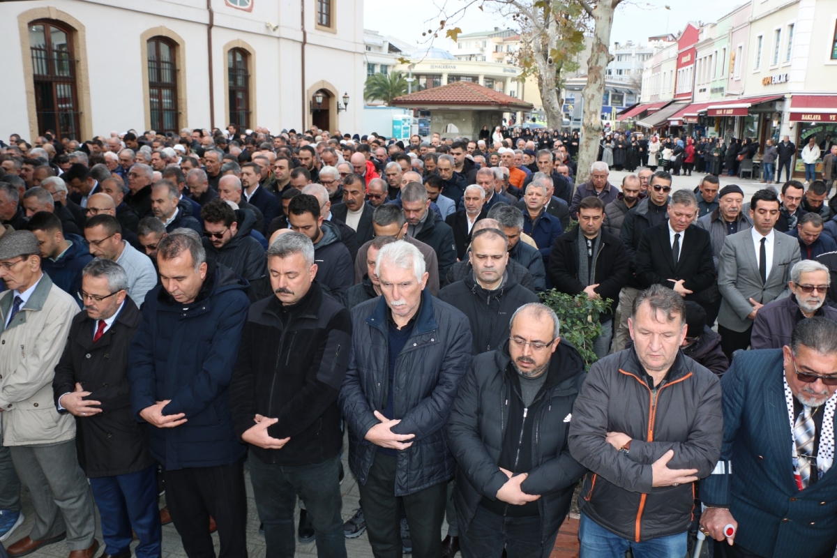 Ekrem Yüce'nin Kayınvalidesi Fatma Şentürk Vefat Etti: Orhan Camiinde Cenaze Töreni Düzenlendi