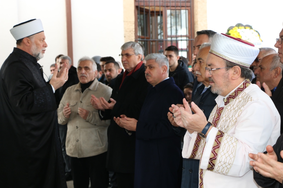 Ekrem Yüce'nin Kayınvalidesi Fatma Şentürk Vefat Etti: Orhan Camiinde Cenaze Töreni Düzenlendi