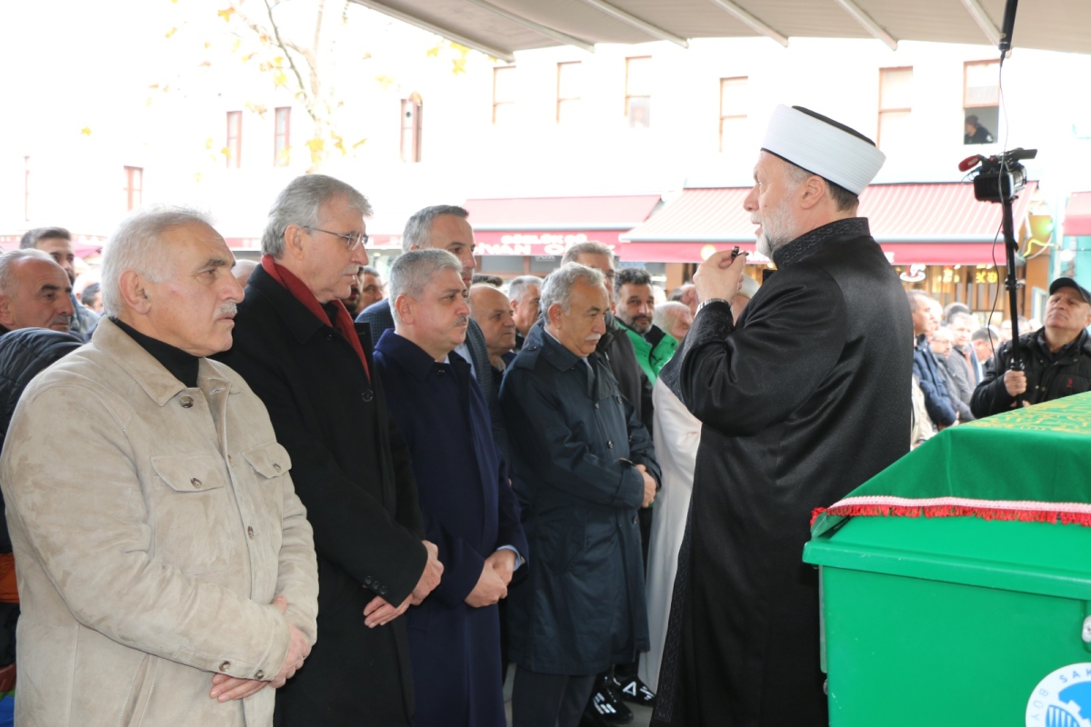 Ekrem Yüce'nin Kayınvalidesi Fatma Şentürk Vefat Etti: Orhan Camiinde Cenaze Töreni Düzenlendi
