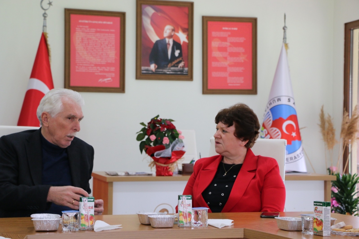 Sağlıkta Birlik ve Beraberlik Sakarya'da sağlık çalışanları ve muhtarlar bir araya geldi! Sve ekibiyle bakarya Muhtarlar Federasyonu Başkanı Erdal Erdem, sağlık çalışanlarının sesine kulak verdi. SASÇED Başkanı Mahmure Çolak'
