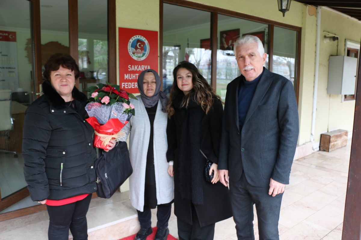 Sağlıkta Birlik ve Beraberlik Sakarya'da sağlık çalışanları ve muhtarlar bir araya geldi! Sve ekibiyle bakarya Muhtarlar Federasyonu Başkanı Erdal Erdem, sağlık çalışanlarının sesine kulak verdi. SASÇED Başkanı Mahmure Çolak'