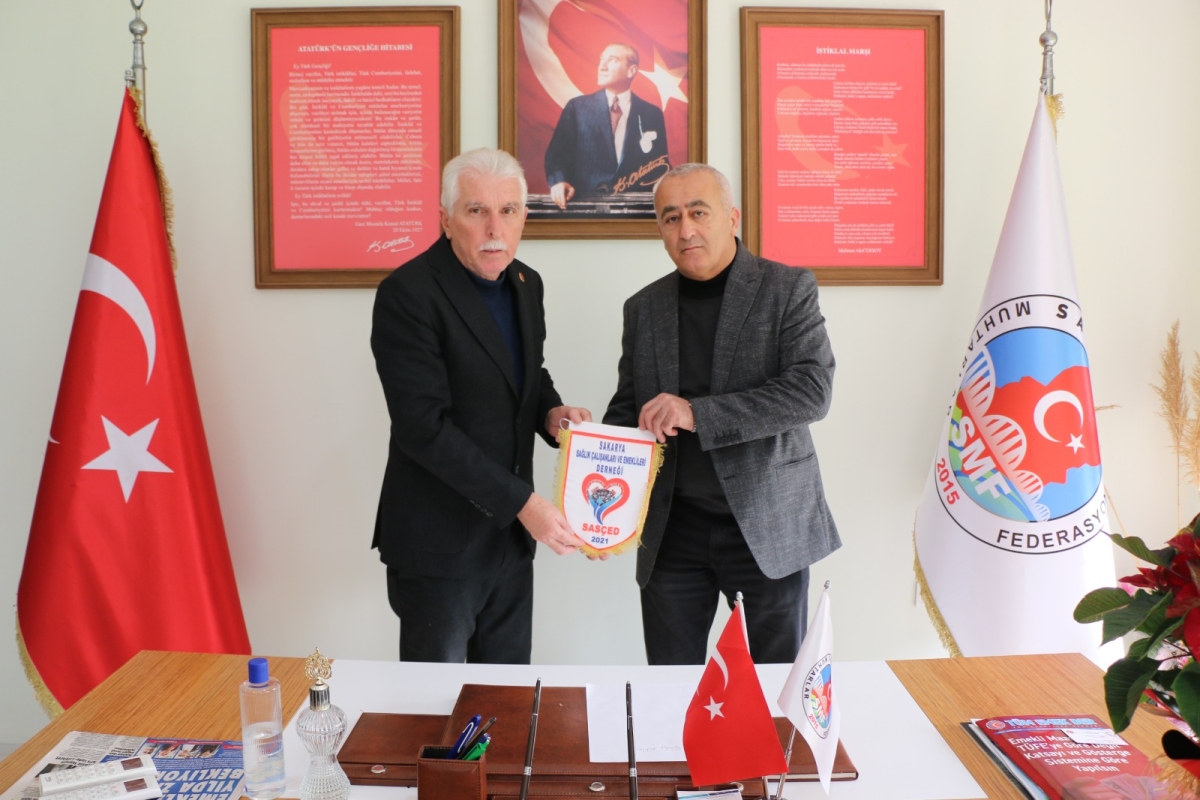 Sağlıkta Birlik ve Beraberlik Sakarya'da sağlık çalışanları ve muhtarlar bir araya geldi! Sve ekibiyle bakarya Muhtarlar Federasyonu Başkanı Erdal Erdem, sağlık çalışanlarının sesine kulak verdi. SASÇED Başkanı Mahmure Çolak'