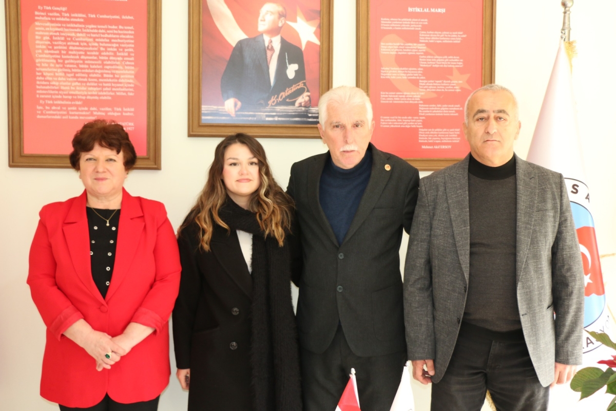 Sağlıkta Birlik ve Beraberlik Sakarya'da sağlık çalışanları ve muhtarlar bir araya geldi! Sve ekibiyle bakarya Muhtarlar Federasyonu Başkanı Erdal Erdem, sağlık çalışanlarının sesine kulak verdi. SASÇED Başkanı Mahmure Çolak'