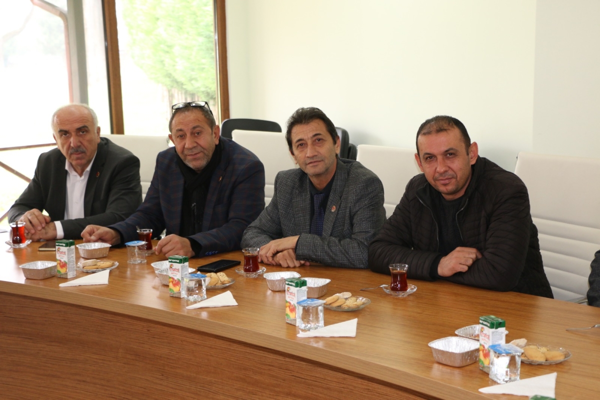 Sağlıkta Birlik ve Beraberlik Sakarya'da sağlık çalışanları ve muhtarlar bir araya geldi! Sve ekibiyle bakarya Muhtarlar Federasyonu Başkanı Erdal Erdem, sağlık çalışanlarının sesine kulak verdi. SASÇED Başkanı Mahmure Çolak'
