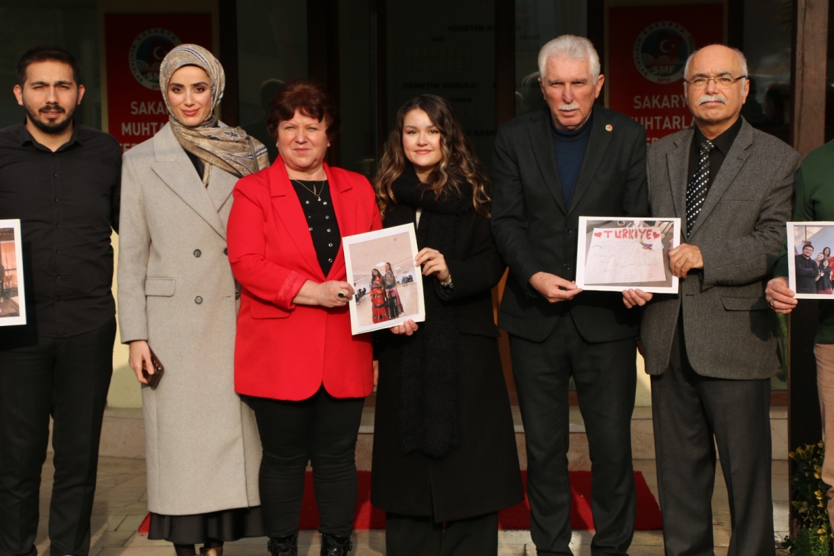 Sağlıkta Birlik ve Beraberlik Sakarya'da sağlık çalışanları ve muhtarlar bir araya geldi! Sve ekibiyle bakarya Muhtarlar Federasyonu Başkanı Erdal Erdem, sağlık çalışanlarının sesine kulak verdi. SASÇED Başkanı Mahmure Çolak'