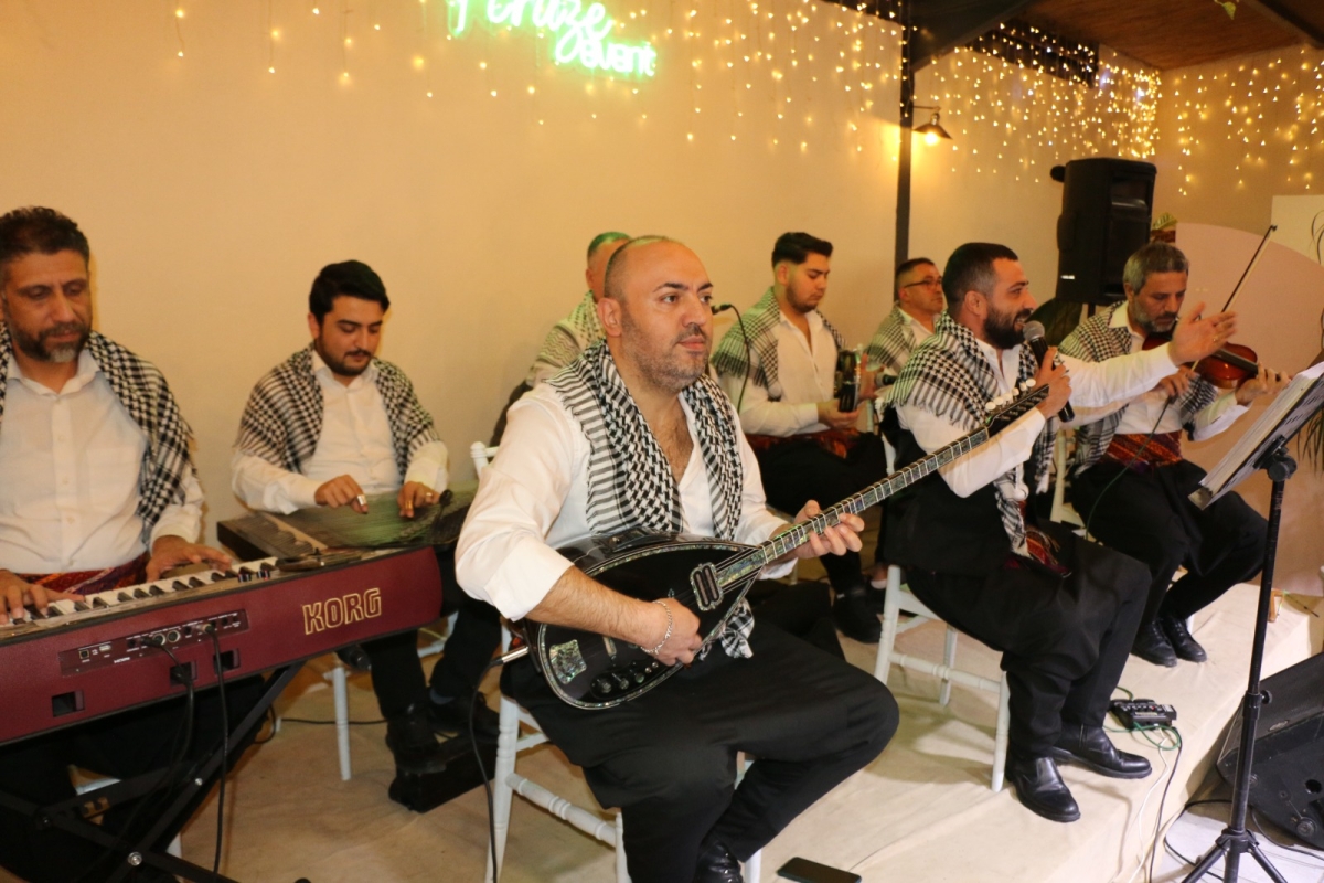 Gaziantepliler Dernek Başkanı Mehmet Durak’tan Efsane Urfa Sıra Gecesi Programı Gaziantepli Murat Çelik katılarak Sildim Şarkısı, halaylar eşliğinde muhteşem konser havasında geçti