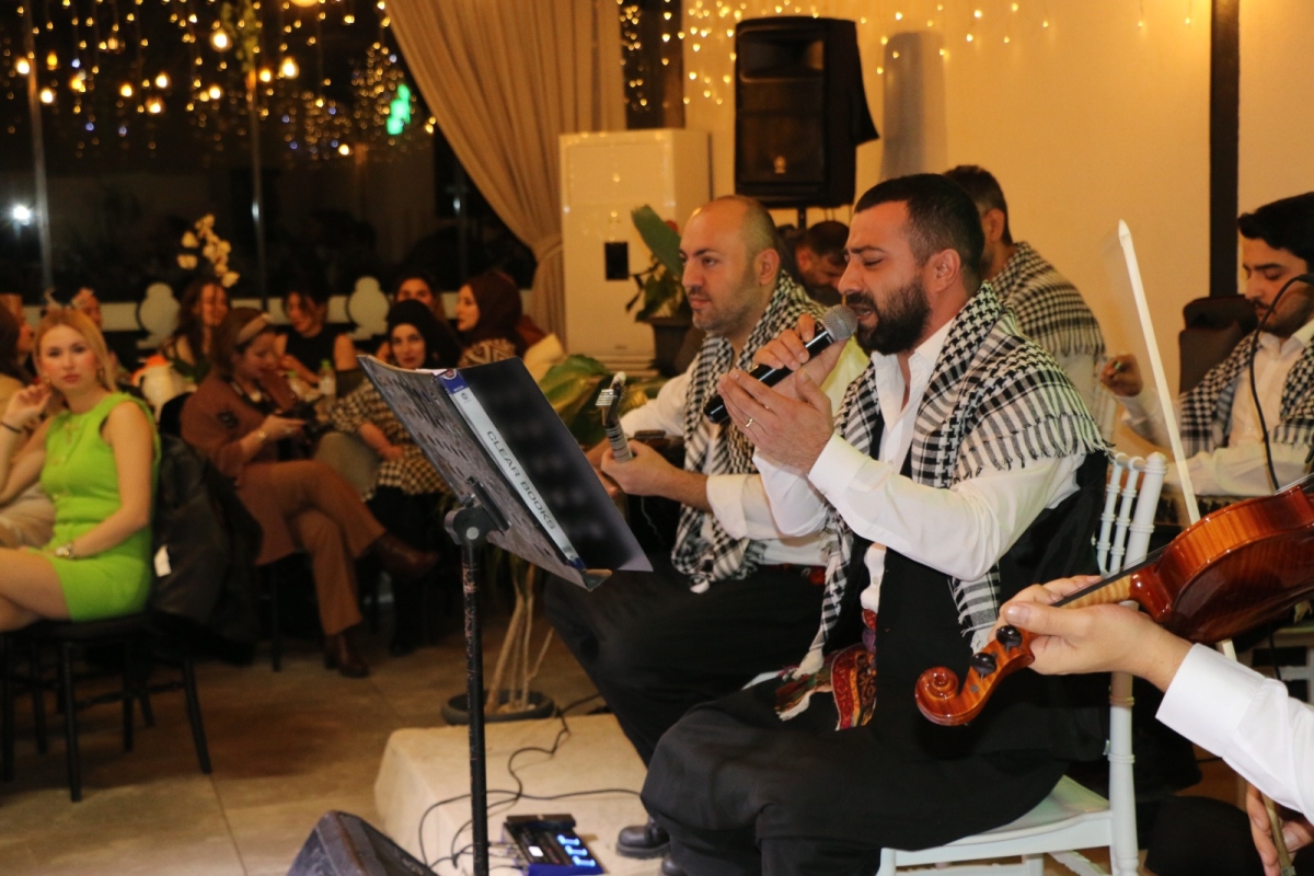 Gaziantepliler Dernek Başkanı Mehmet Durak’tan Efsane Urfa Sıra Gecesi Programı Gaziantepli Murat Çelik katılarak Sildim Şarkısı, halaylar eşliğinde muhteşem konser havasında geçti