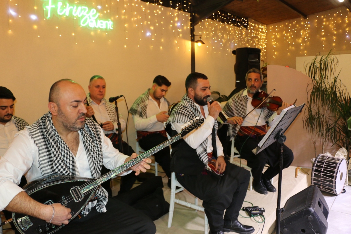 Gaziantepliler Dernek Başkanı Mehmet Durak’tan Efsane Urfa Sıra Gecesi Programı Gaziantepli Murat Çelik katılarak Sildim Şarkısı, halaylar eşliğinde muhteşem konser havasında geçti