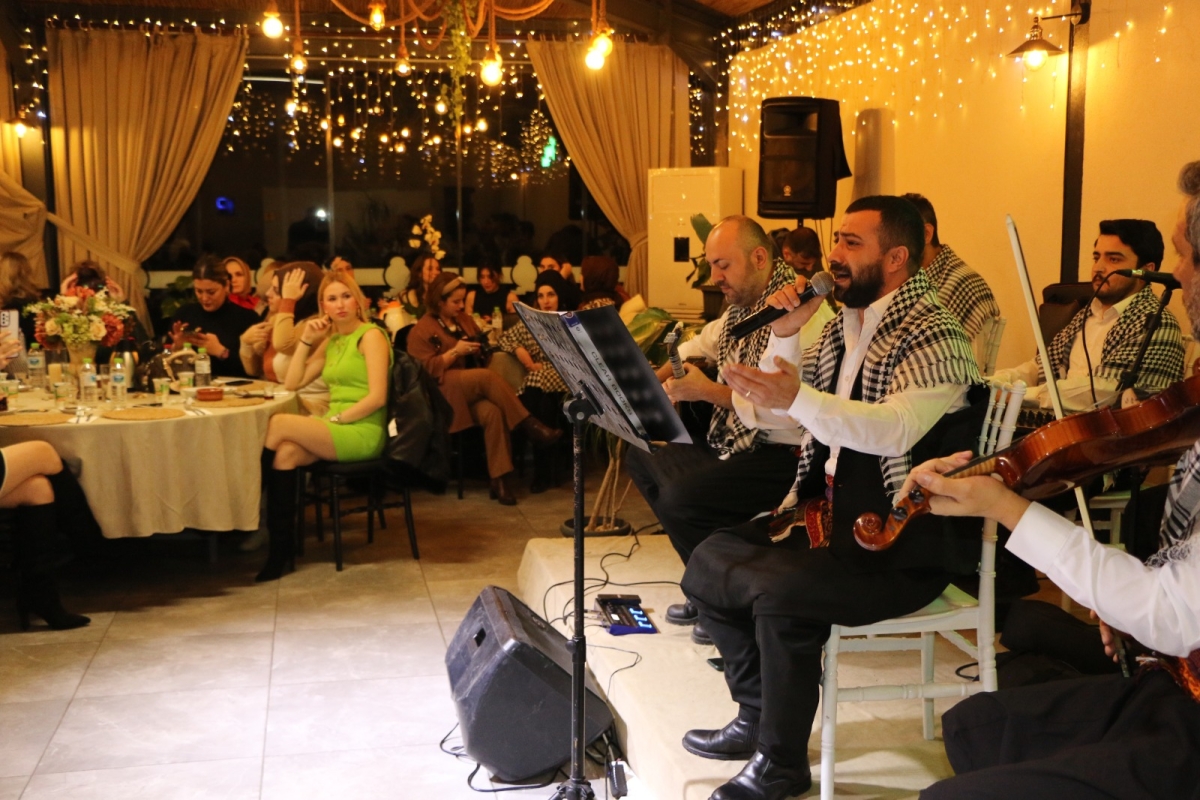 Gaziantepliler Dernek Başkanı Mehmet Durak’tan Efsane Urfa Sıra Gecesi Programı Gaziantepli Murat Çelik katılarak Sildim Şarkısı, halaylar eşliğinde muhteşem konser havasında geçti