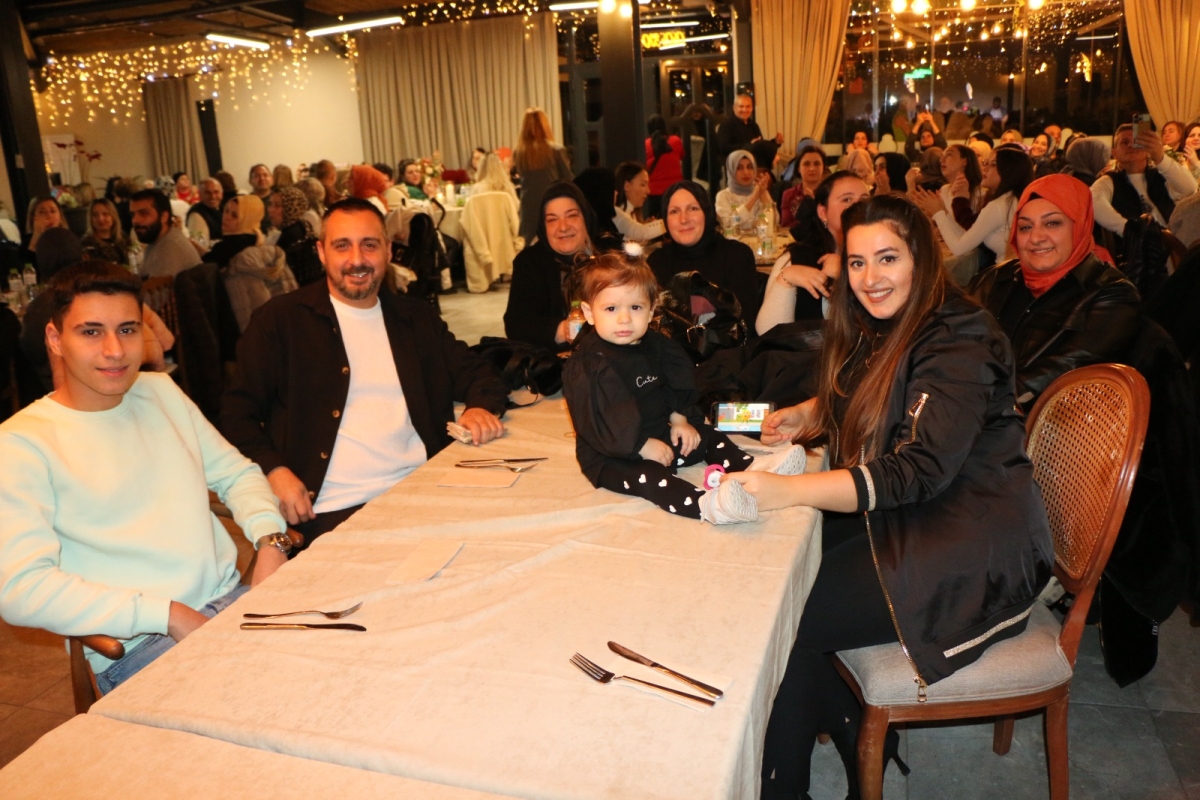 Gaziantepliler Dernek Başkanı Mehmet Durak’tan Efsane Urfa Sıra Gecesi Programı Gaziantepli Murat Çelik katılarak Sildim Şarkısı, halaylar eşliğinde muhteşem konser havasında geçti