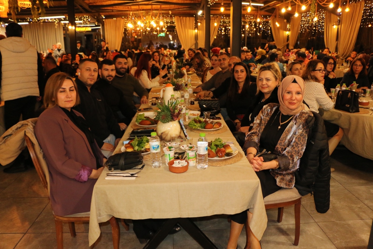 Gaziantepliler Dernek Başkanı Mehmet Durak’tan Efsane Urfa Sıra Gecesi Programı Gaziantepli Murat Çelik katılarak Sildim Şarkısı, halaylar eşliğinde muhteşem konser havasında geçti