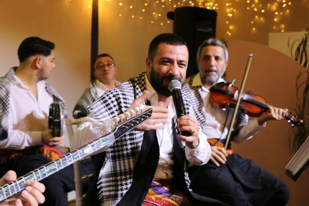 Gaziantepliler Dernek Başkanı Mehmet Durak’tan Efsane Urfa Sıra Gecesi Programı Gaziantepli Murat Çelik katılarak Sildim Şarkısı, halaylar eşliğinde muhteşem konser havasında geçti