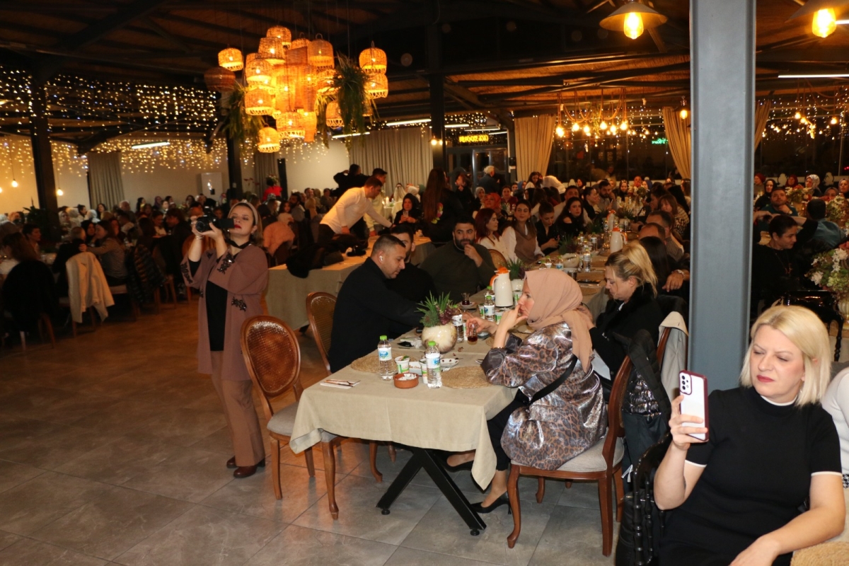 Gaziantepliler Dernek Başkanı Mehmet Durak’tan Efsane Urfa Sıra Gecesi Programı Gaziantepli Murat Çelik katılarak Sildim Şarkısı, halaylar eşliğinde muhteşem konser havasında geçti