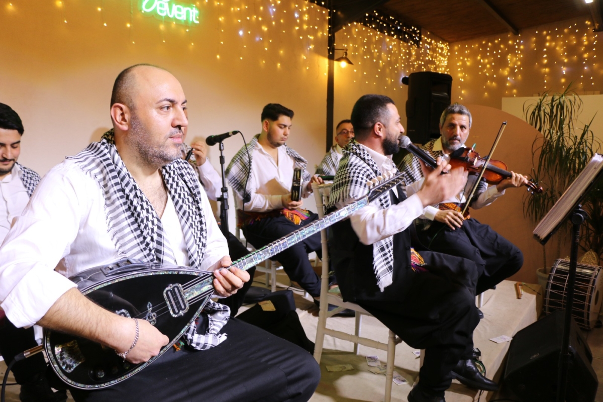Gaziantepliler Dernek Başkanı Mehmet Durak’tan Efsane Urfa Sıra Gecesi Programı Gaziantepli Murat Çelik katılarak Sildim Şarkısı, halaylar eşliğinde muhteşem konser havasında geçti