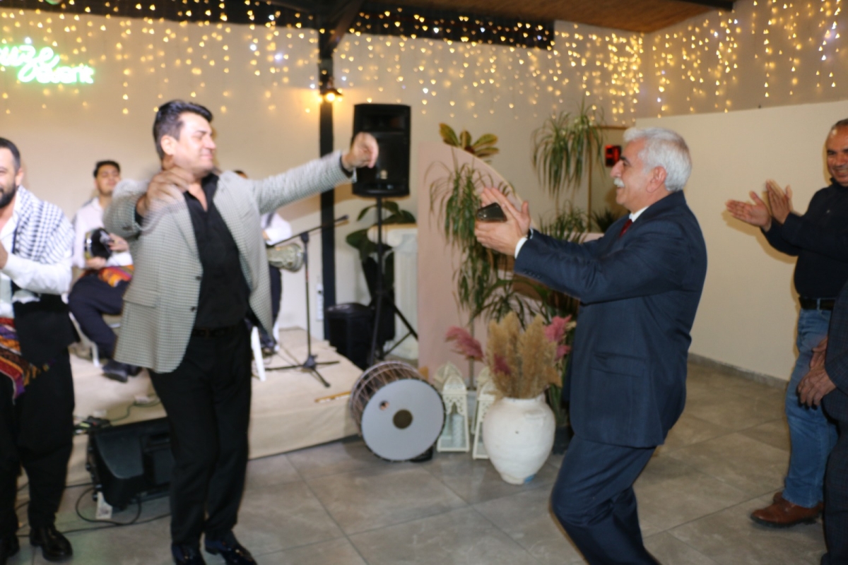 Gaziantepliler Dernek Başkanı Mehmet Durak’tan Efsane Urfa Sıra Gecesi Programı Gaziantepli Murat Çelik katılarak Sildim Şarkısı, halaylar eşliğinde muhteşem konser havasında geçti