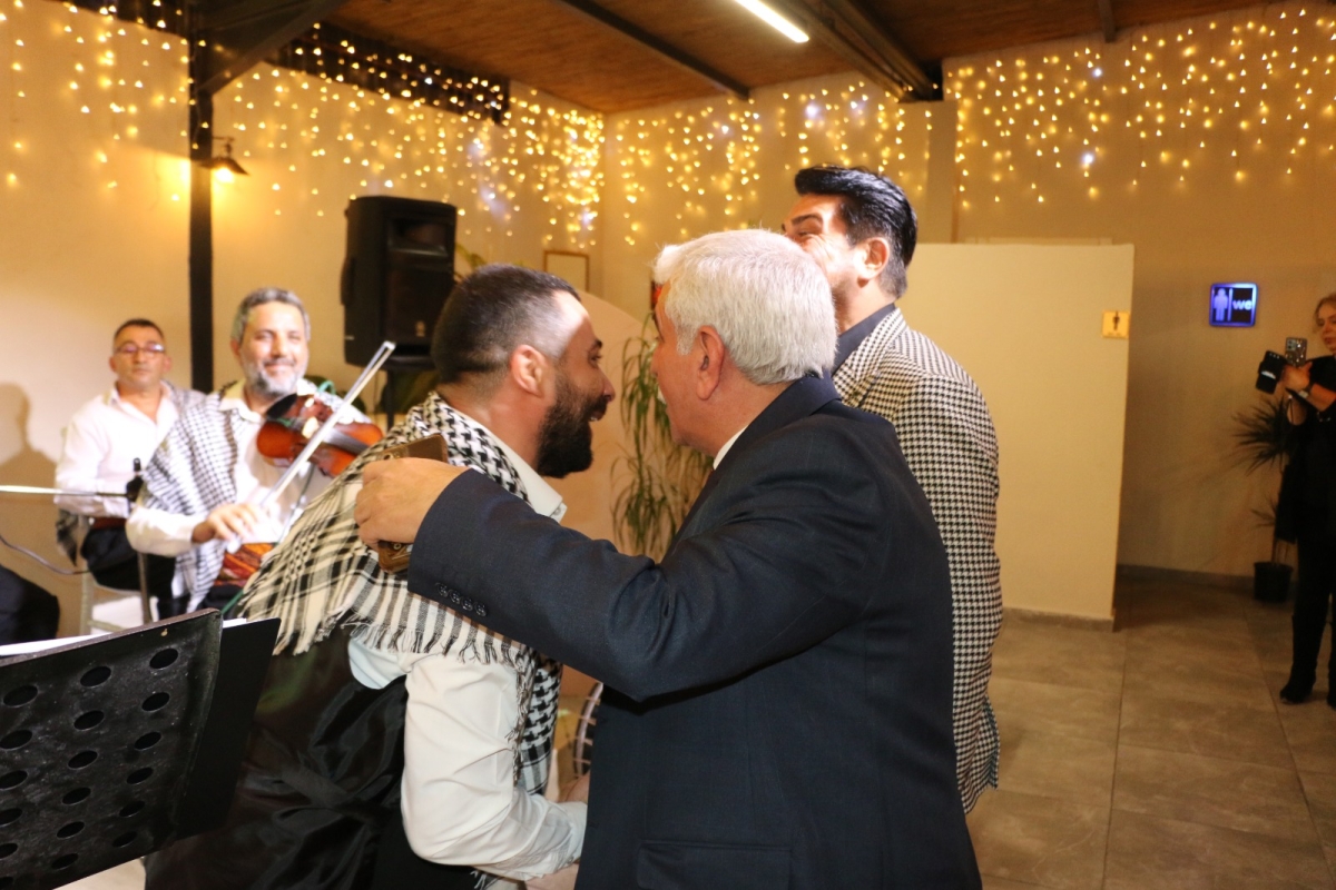 Gaziantepliler Dernek Başkanı Mehmet Durak’tan Efsane Urfa Sıra Gecesi Programı Gaziantepli Murat Çelik katılarak Sildim Şarkısı, halaylar eşliğinde muhteşem konser havasında geçti