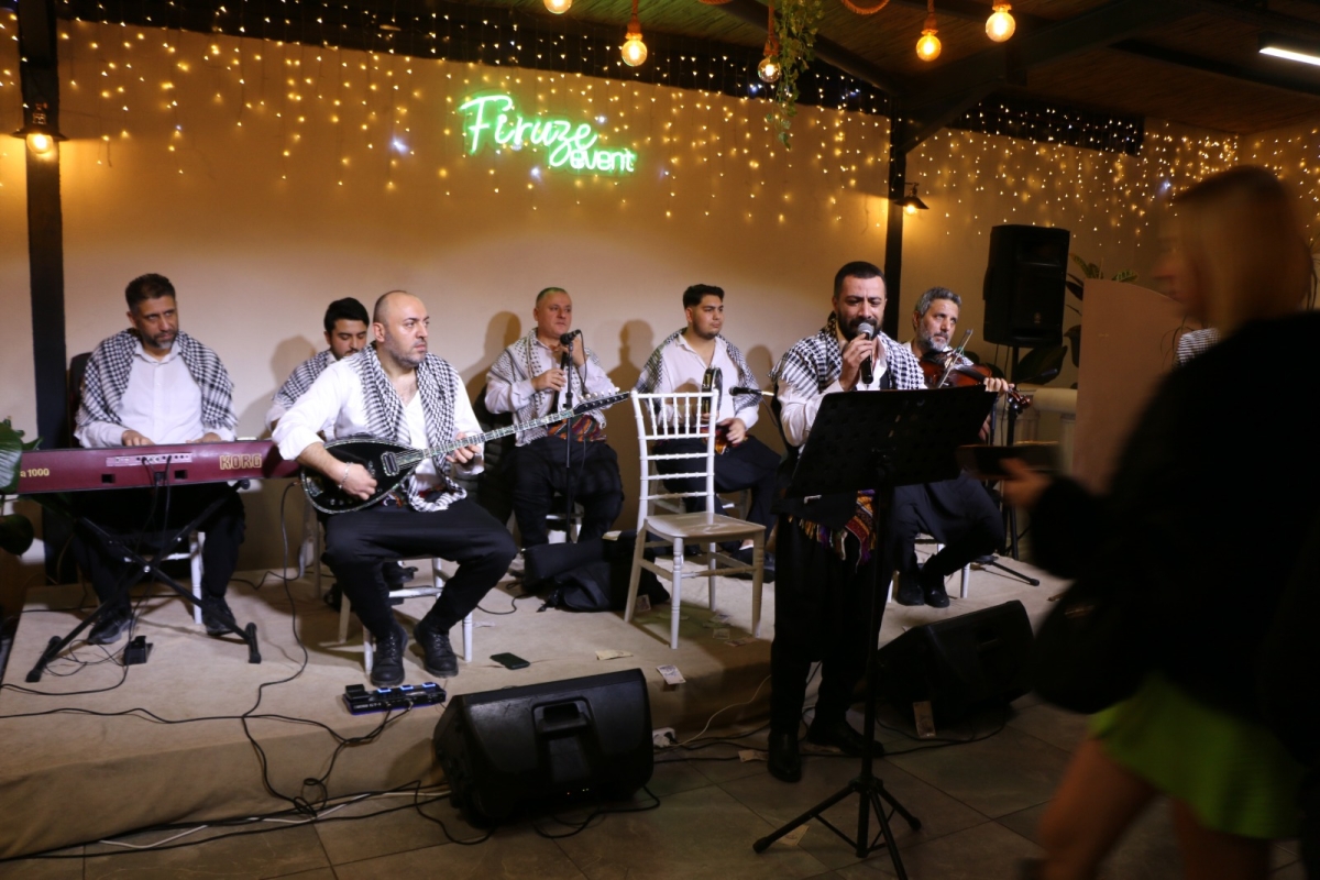 Gaziantepliler Dernek Başkanı Mehmet Durak’tan Efsane Urfa Sıra Gecesi Programı Gaziantepli Murat Çelik katılarak Sildim Şarkısı, halaylar eşliğinde muhteşem konser havasında geçti