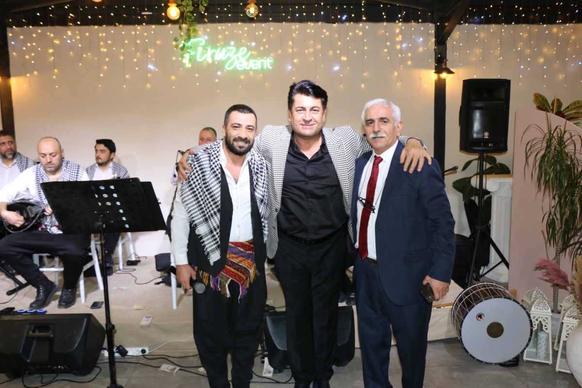 Gaziantepliler Dernek Başkanı Mehmet Durak’tan Efsane Urfa Sıra Gecesi Programı Gaziantepli Murat Çelik katılarak Sildim Şarkısı, halaylar eşliğinde muhteşem konser havasında geçti