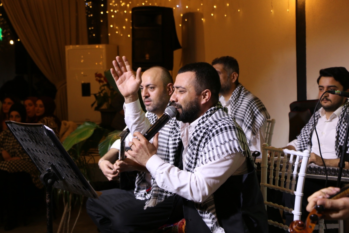 Gaziantepliler Dernek Başkanı Mehmet Durak’tan Efsane Urfa Sıra Gecesi Programı Gaziantepli Murat Çelik katılarak Sildim Şarkısı, halaylar eşliğinde muhteşem konser havasında geçti