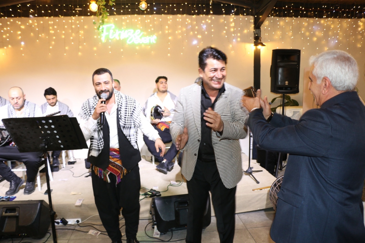 Gaziantepliler Dernek Başkanı Mehmet Durak’tan Efsane Urfa Sıra Gecesi Programı Gaziantepli Murat Çelik katılarak Sildim Şarkısı, halaylar eşliğinde muhteşem konser havasında geçti