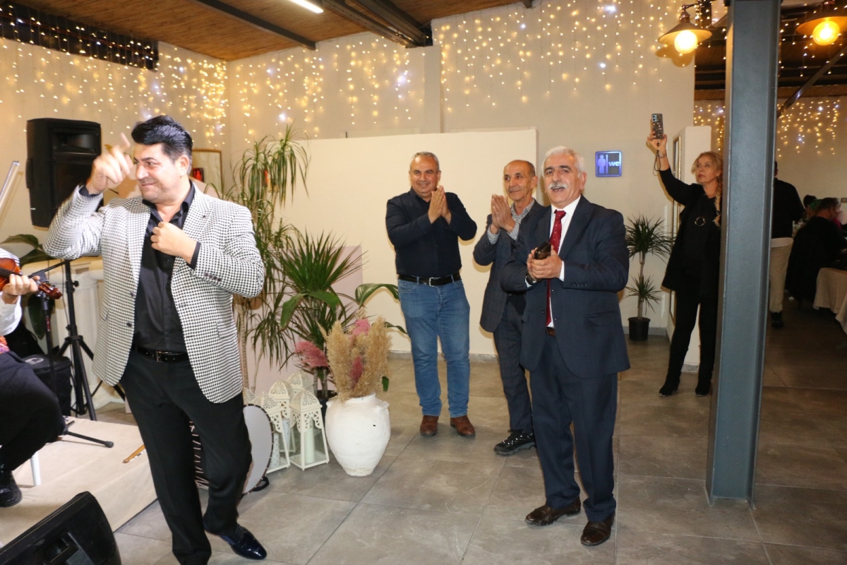 Gaziantepliler Dernek Başkanı Mehmet Durak’tan Efsane Urfa Sıra Gecesi Programı Gaziantepli Murat Çelik katılarak Sildim Şarkısı, halaylar eşliğinde muhteşem konser havasında geçti