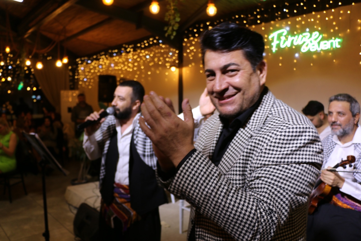 Gaziantepliler Dernek Başkanı Mehmet Durak’tan Efsane Urfa Sıra Gecesi Programı Gaziantepli Murat Çelik katılarak Sildim Şarkısı, halaylar eşliğinde muhteşem konser havasında geçti