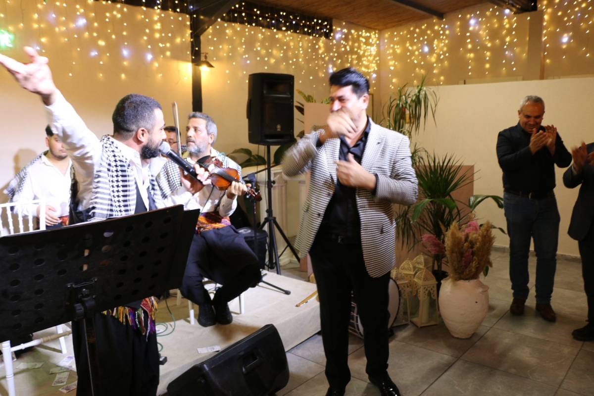 Gaziantepliler Dernek Başkanı Mehmet Durak’tan Efsane Urfa Sıra Gecesi Programı Gaziantepli Murat Çelik katılarak Sildim Şarkısı, halaylar eşliğinde muhteşem konser havasında geçti
