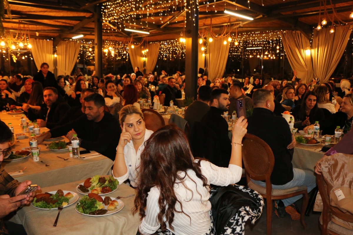 Gaziantepliler Dernek Başkanı Mehmet Durak’tan Efsane Urfa Sıra Gecesi Programı Gaziantepli Murat Çelik katılarak Sildim Şarkısı, halaylar eşliğinde muhteşem konser havasında geçti
