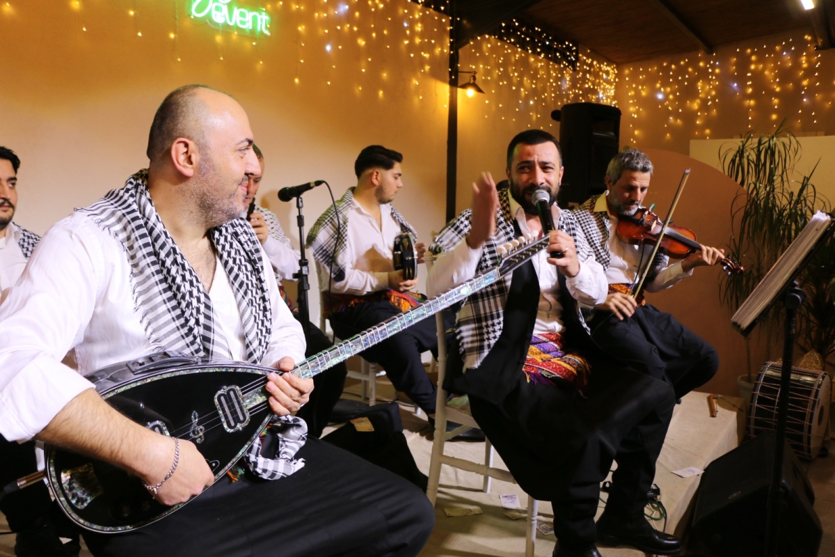 Gaziantepliler Dernek Başkanı Mehmet Durak’tan Efsane Urfa Sıra Gecesi Programı Gaziantepli Murat Çelik katılarak Sildim Şarkısı, halaylar eşliğinde muhteşem konser havasında geçti